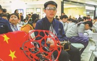 无人机足球“技耀冰城”|黑龙江日报|足球联赛|选手|科技|赛场_新浪体育_新浪新闻